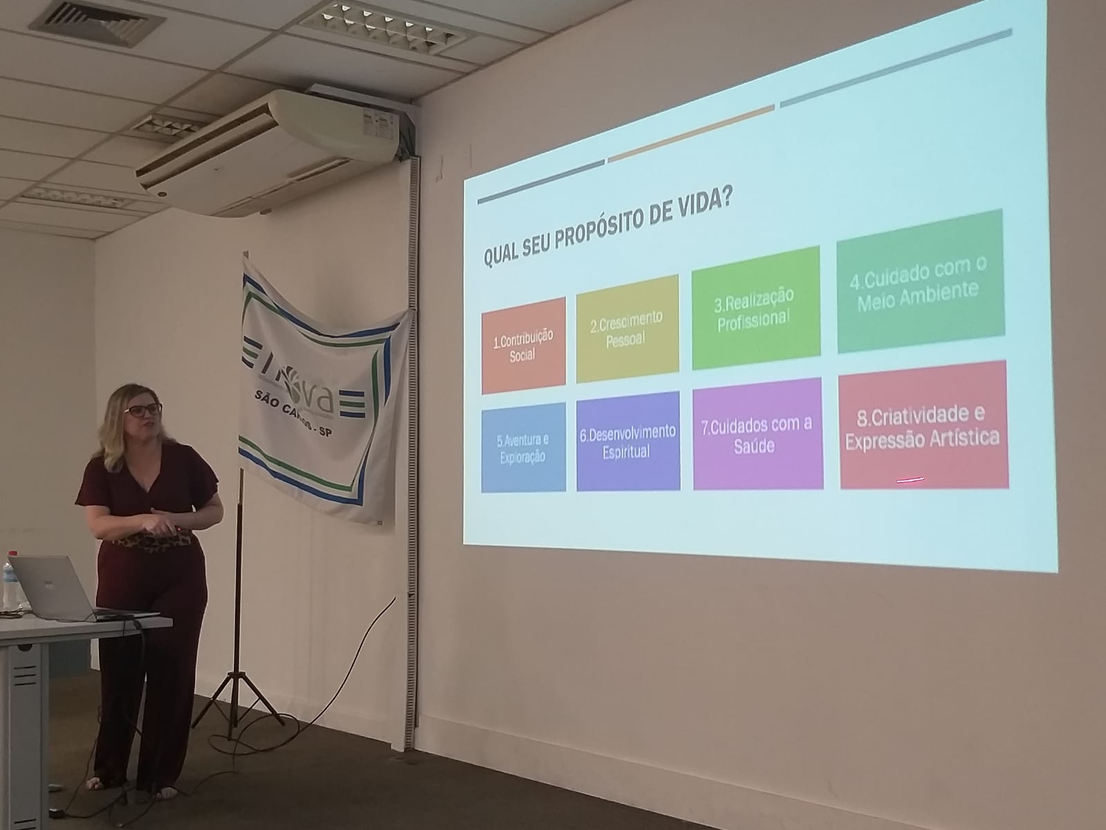 10/01/2025 - Aula do curso piloto do EnvelheCiência, no MOVA, na cidade de São Carlos. Aula proferida pela professora Márcia Cominetti e professora Lea Veras, com apoio técnico das gerontólogas Karen Pulgatti e Letícia Palma. Na imagem vemos a professora Márcia Cominetti, em frente à projeção, que apresenta a questão: Qual o seu propósito de vida?
